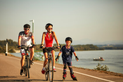 Radfahren und Skaten an der Donau
